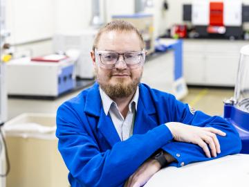 Alexey Serov researches ways to improve hydrogen fuel cells and materials and the electrolysis process. Credit: Carlos Jones/ORNL, U.S. Dept. of Energy