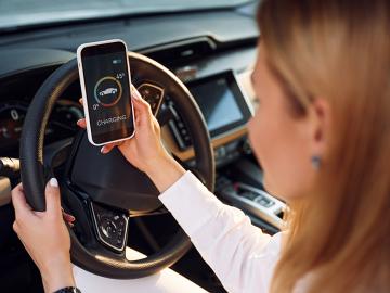 Wireless charging for EVs / Envato Elements