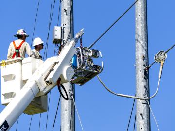 The Prysmian robot is installed on a power line before dispensing its coating