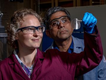 Rose Ruther and Jagjit Nanda have been collaborating to develop a membrane for a low-cost redox flow battery for grid-scale energy storage. Rose Ruther and Jagjit Nanda have been collaborating to develop a membrane for a low-cost redox flow battery for grid-scale energy storage.