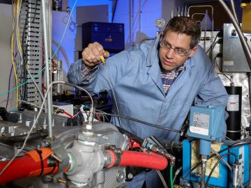 ORNL’s Jim Szybist works with a multi-cylinder engine at the lab’s National Transportation Research Center. Credit: Jason Richards/Oak Ridge National Laboratory, U.S. Dept. of Energy