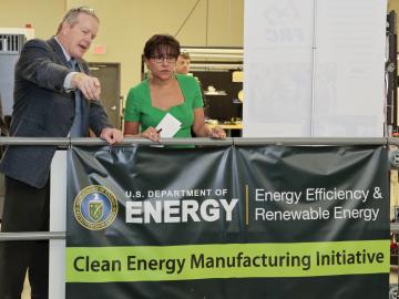 Secretary of Commerce Penny Pritzker inspects the Institute for Advanced Composites Manufacturing Innovation (IACMI) at Oak Ridge National Laboratory, hosted by Craig Blue, IACMI’s chief executive officer. (Jason Richards photo).