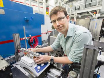 Researcher Rob Schmidt and his team are using neutrons at HFIR’s CG-1D imaging instrument to study the development of dendrites with hope of improving the design of next-generation lithium ion batteries. Dendrites are thin microscopic fibers that can carr