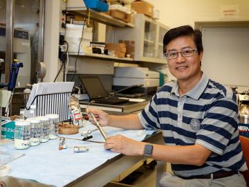 ORNL’s Michael Hu is the team lead for thermochemical processing under the DOE Bioprocessing Separations Consortium, leading scientists from eight national laboratories as they develop technologies  to reduce the cost of expensive catalysts.