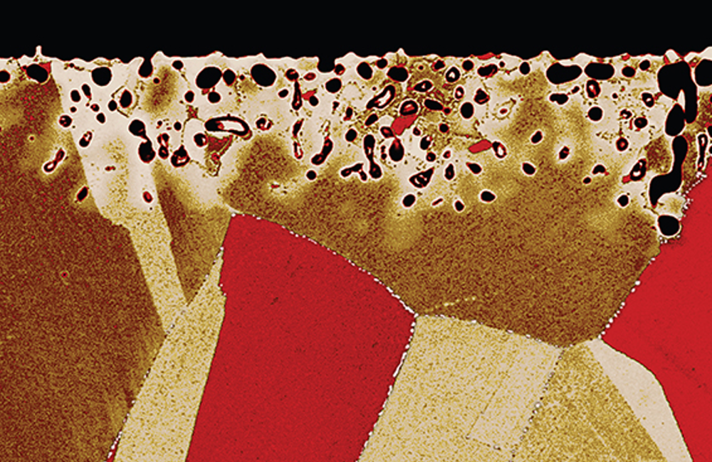 Cross-section scanning electron microscope image showing the corroded surface of Inconel 600 alloy after exposure to a mixture of molten salts at 750°C. Scanning electron microscope.