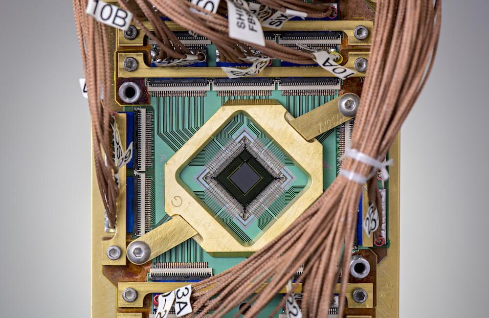  The researchers embedded a programmable model into a D-Wave quantum computer chip. Credit: D-Wave 