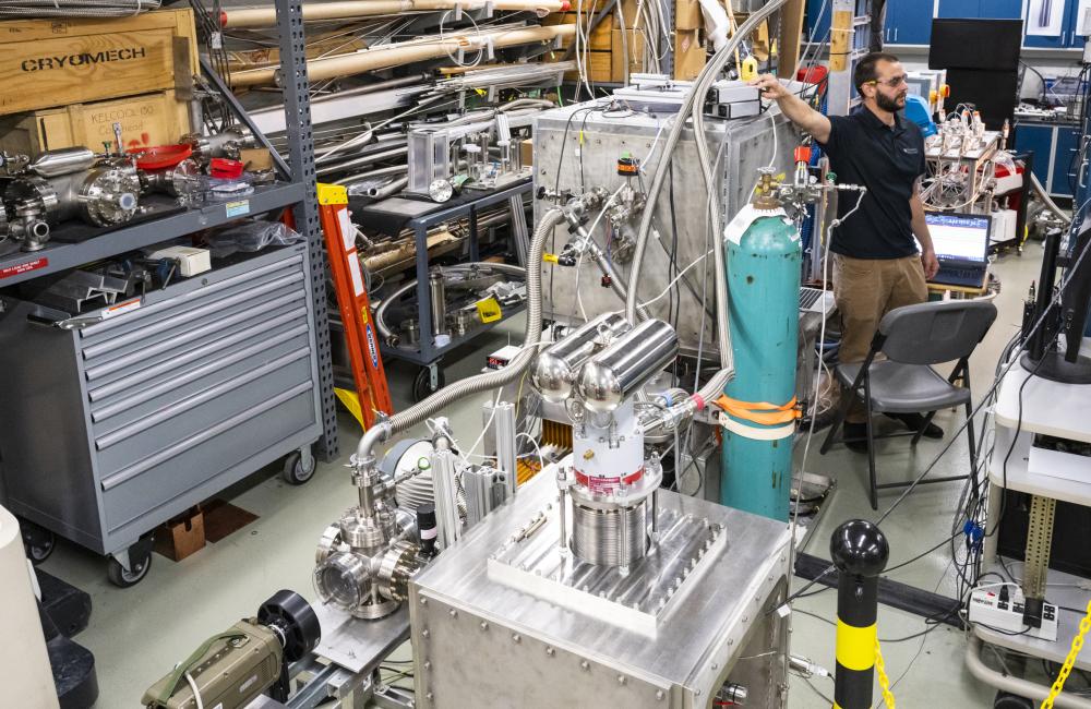 Shattered pellet injection system testbed