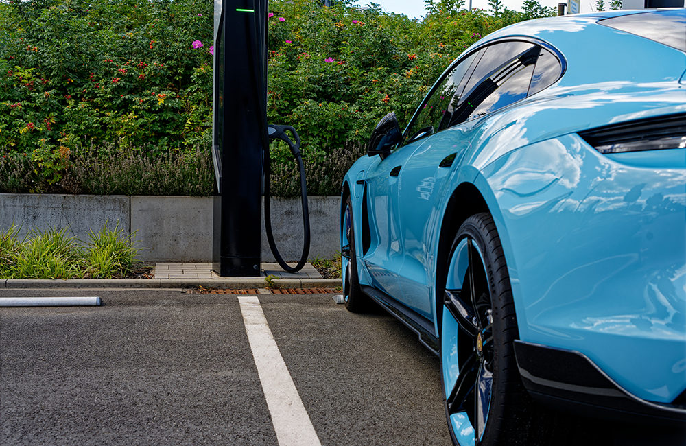 Consumers have a new resource for finding plug-in electric and fuel cell vehicle tax credits. Current owners and those considering an electric vehicle purchase can access a free tool developed by ORNL researchers for fueleconomy.gov. Credit: ORNL, U.S. Dept. of Energy