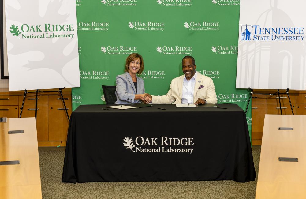 Susan Hubbard, ORNL’s deputy for science and technology and Quincy Quick, TSU’s associate vice president for Research and Sponsored Programs, sign a memorandum of understanding to strengthen research cooperation and provide diverse undergraduate students enriching educational research opportunities at the lab. Credit: Carlos Jones/ORNL, U.S. Dept. of Energy