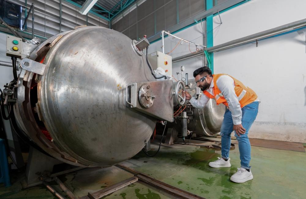 Maintenance engineer tighten hand wheel boiler cover inspection at pressure tank outage shutdown. Image from Envato