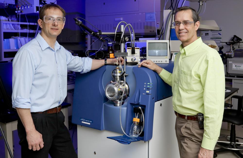 An open port sampling probe developed by ORNL’s Vilmos Kertesz (left) and Gary Van Berkel is among several mass spectrometry technologies licensed to SCIEX.