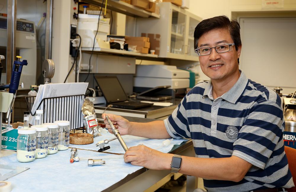 ORNL’s Michael Hu is the team lead for thermochemical processing under the DOE Bioprocessing Separations Consortium, leading scientists from eight national laboratories as they develop technologies  to reduce the cost of expensive catalysts.
