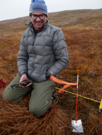 ORNL’s Bob Bolton conducts fieldwork for his research on Alaskan tundra hydrological processes. Credit: Katrina Bennett/LANL, U.S. Dept. of Energy