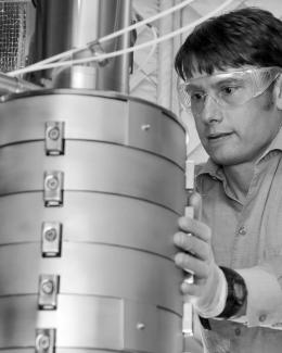 Picture of Andrew with an electron microscope
