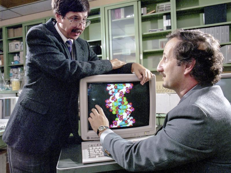 The GRAIL gene-finding tool is used in Science and Nature's landmark papers on the human genome in 2001.
