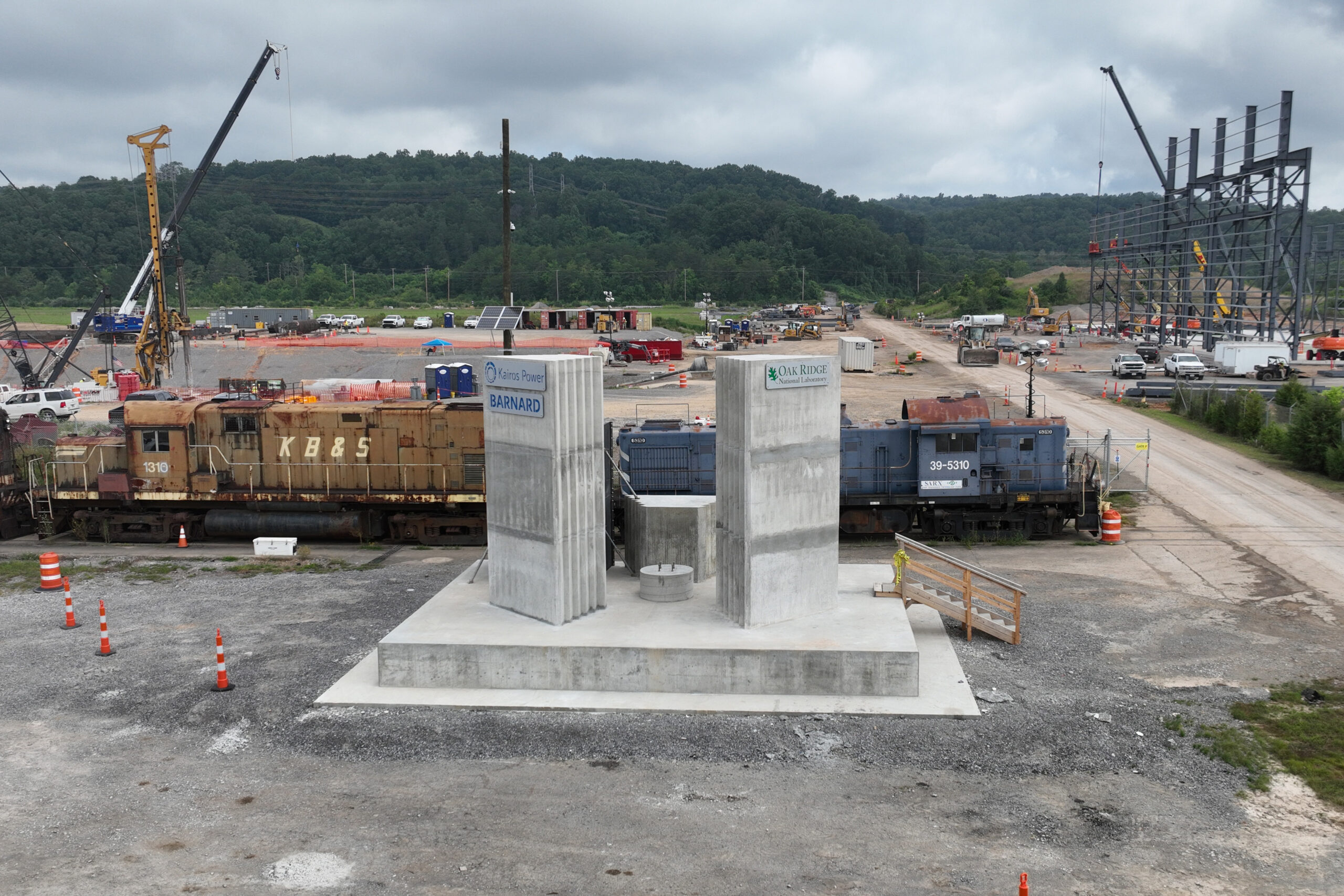 An aerial view of the completed Janus gate with the Hermes demonstration reactor and Kairos Power’s Engineering Test Unit facilities under construction in the background. Credit: Kairos Power