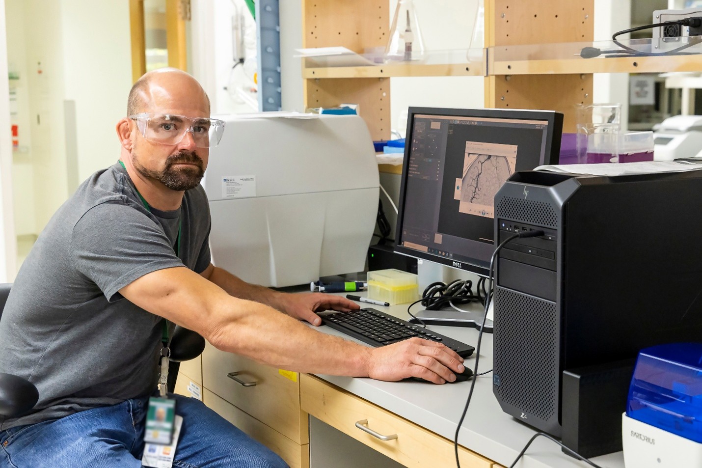 Portrait of researcher Scott Retterer in a lab.